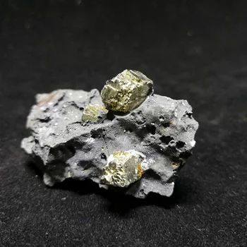 37.2 gNatural pirit mineral örneği volkanik kumtaşı paragenez mineral örneği