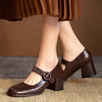 Moda Tasarım Duygusu Yüksek Topuklu Çikolata Rengi tek Ayakkabı Kalın Topuk Kolej Tarzı 2022 Yeni Retro Mary Jane Ayakkabı Kadın