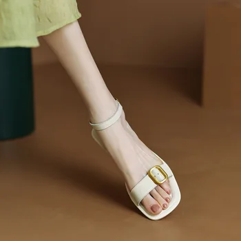 2022 Moda Rahat Yeni Yaz Sandalet Kare burnu açık Yumuşak Taban Toka Düz Renk Açık Sandalet