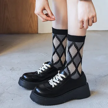 Retro Eşkenar Dörtgen Ekose Kadın Çorap Japon Moda Pamuk Çorap Kadın Uzun Siyah Çorap Sonbahar Kış Sıcak Rahat Yumuşak Bayanlar Çorap