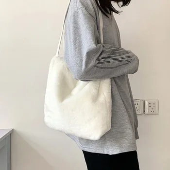 Kadın Moda Beyaz omuzdan askili çanta Sevimli Kış Taşınabilir Yumuşak Kabarık peluş Çanta Rahat Büyük Kapasiteli Banliyö Tote askılı çanta