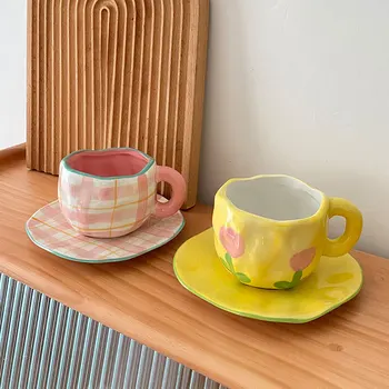 Kişiselleştirilmiş El Boyalı Seramik Lale Kahve fincan tabağı İle Mikrodalga Bulaşık Makinesinde Yıkanabilir El Yapımı Düzensiz çay bardağı Tabağı Hediyeler