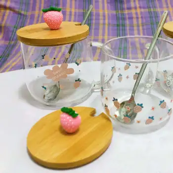 Kız Tatlı Çilek cam kupa Saplı Su Bardağı Ev Sevimli Kaşık kapaklı Ins Şeffaf Su Bardağı